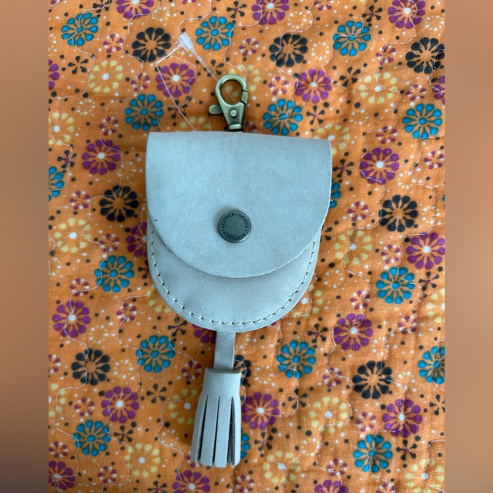 NWOT Portland Leather Nimbus Light Gray Coin Pouch with Tassel